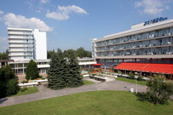 Piestany Slovakia spa hotel الاقامة في مصحات بيشتني في فندق 3 نجوم